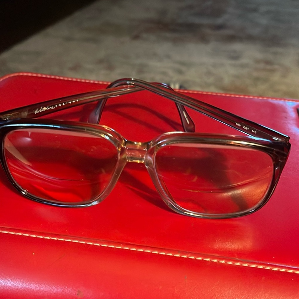 If eyes could talk…this is a California vintage frame. Coed frame.